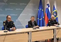 21-letnik na gorenjski avtocesti policistu vzel pištolo in nanj streljal, prijeli so ga v Radovljici