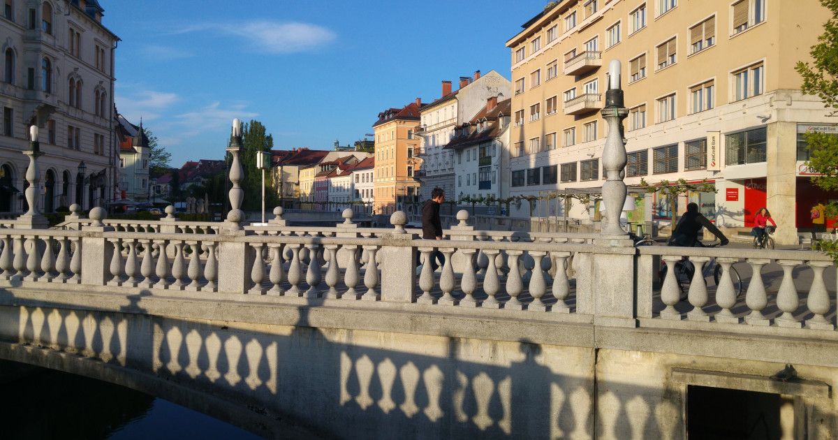Krogli, najdeni v Ljubljanici, sta znova na ograji Tromostovja