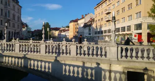 Krogli, najdeni v Ljubljanici, sta znova na ograji Tromostovja
