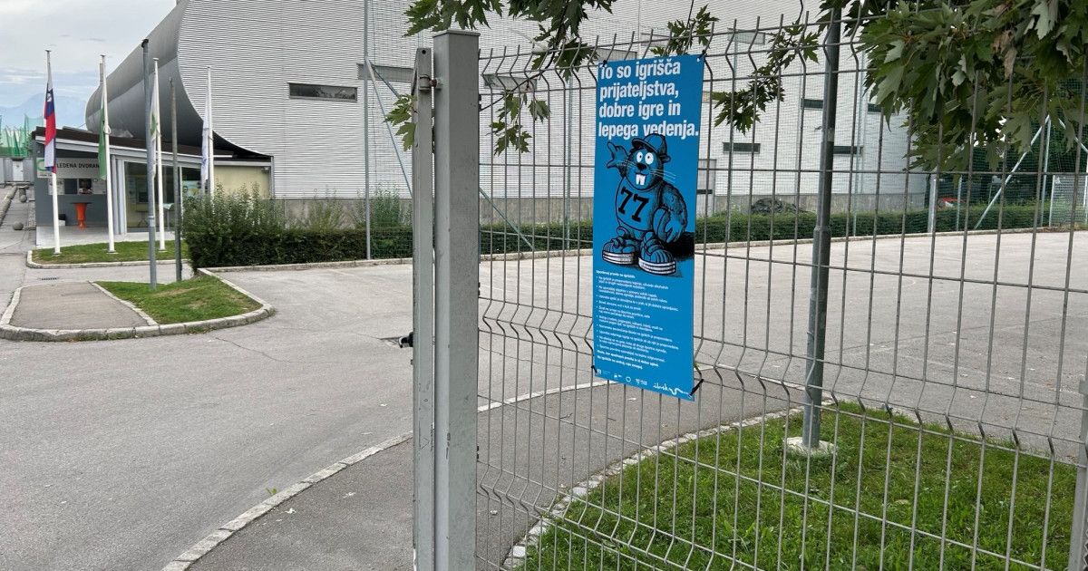 Nova tabla na ljubljanskih igriščih opominja na lepo vedenje